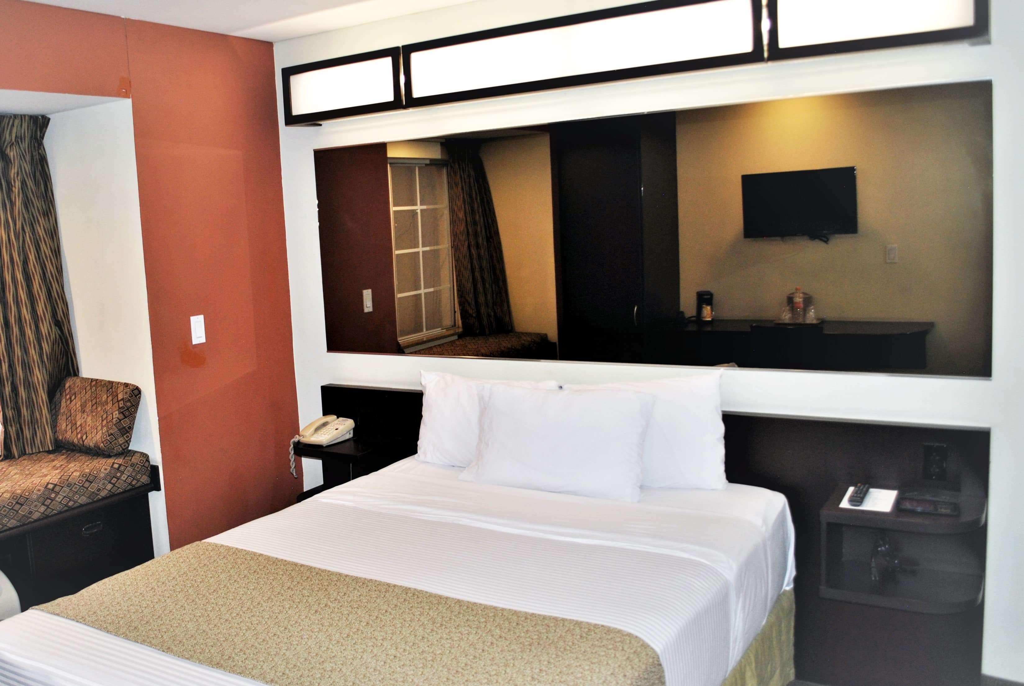 Microtel Inn&Suites Toluca Exterior foto