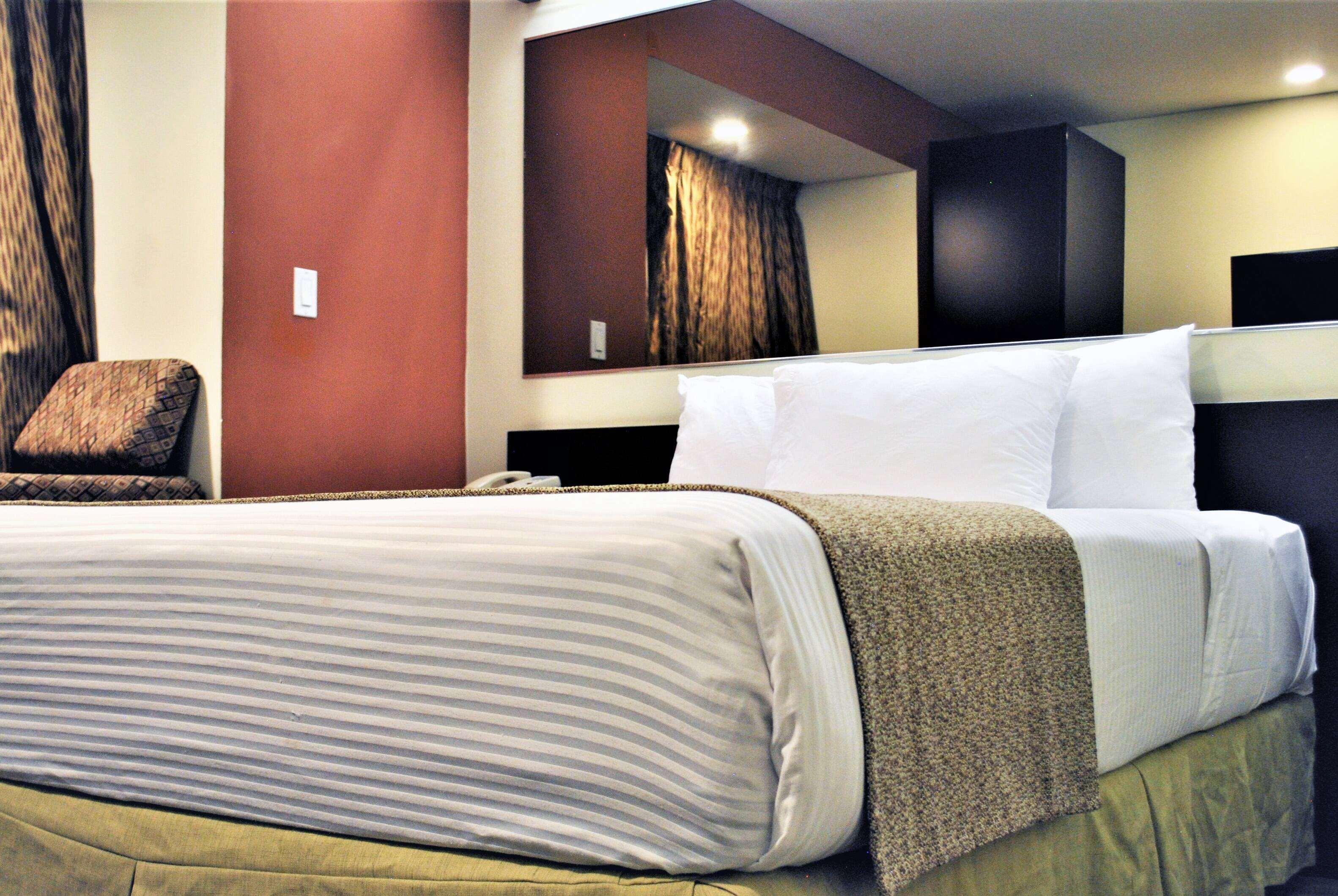 Microtel Inn&Suites Toluca Exterior foto